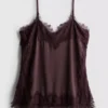 Paula Echevarría satin-cami-top med blonderkant