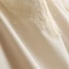 Paula Echevarría satin-cami-top med blonderkant