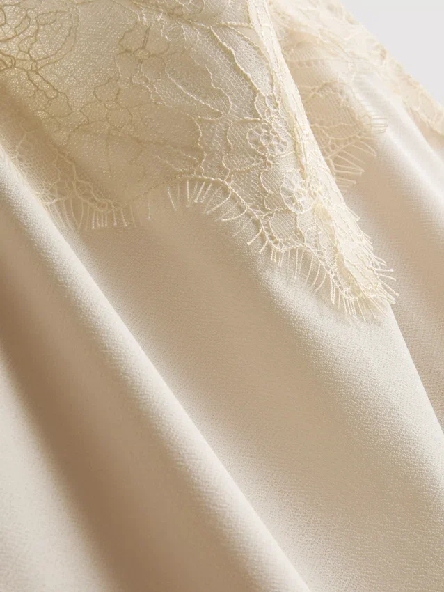 Paula Echevarría satin-cami-top med blonderkant