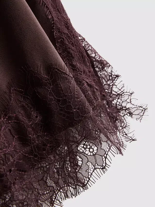 Paula Echevarría satin-cami-top med blonderkant