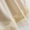 Paula Echevarría satin-cami-top med blonderkant