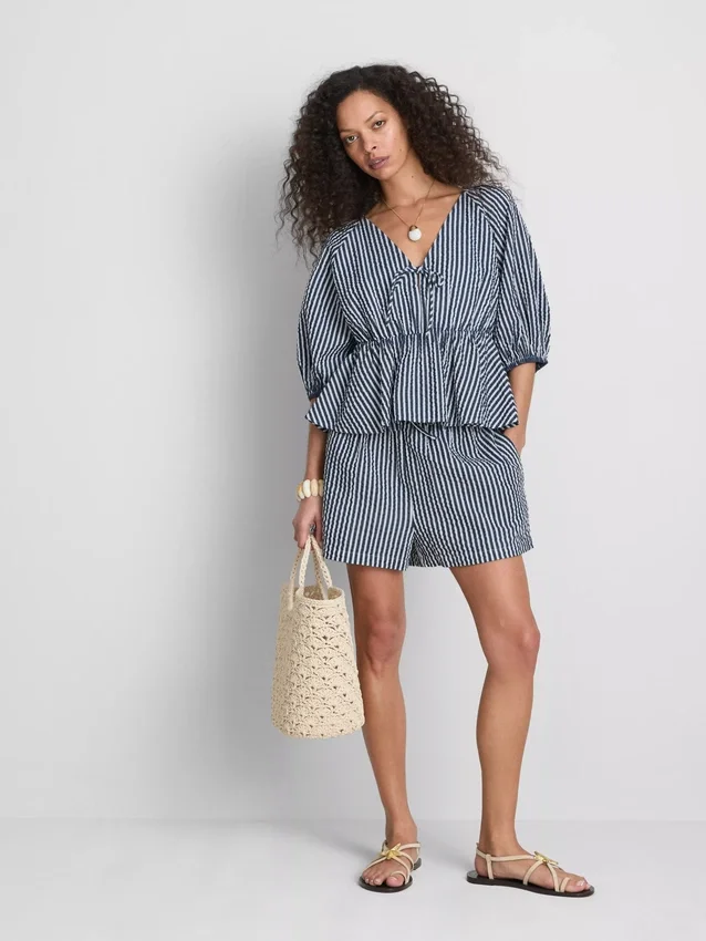 Paula Echevarría stribet seersucker-bluse med pufærmer