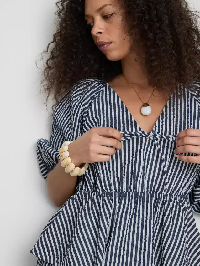 Paula Echevarría stribet seersucker-bluse med pufærmer