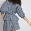 Paula Echevarría stribet seersucker-bluse med pufærmer