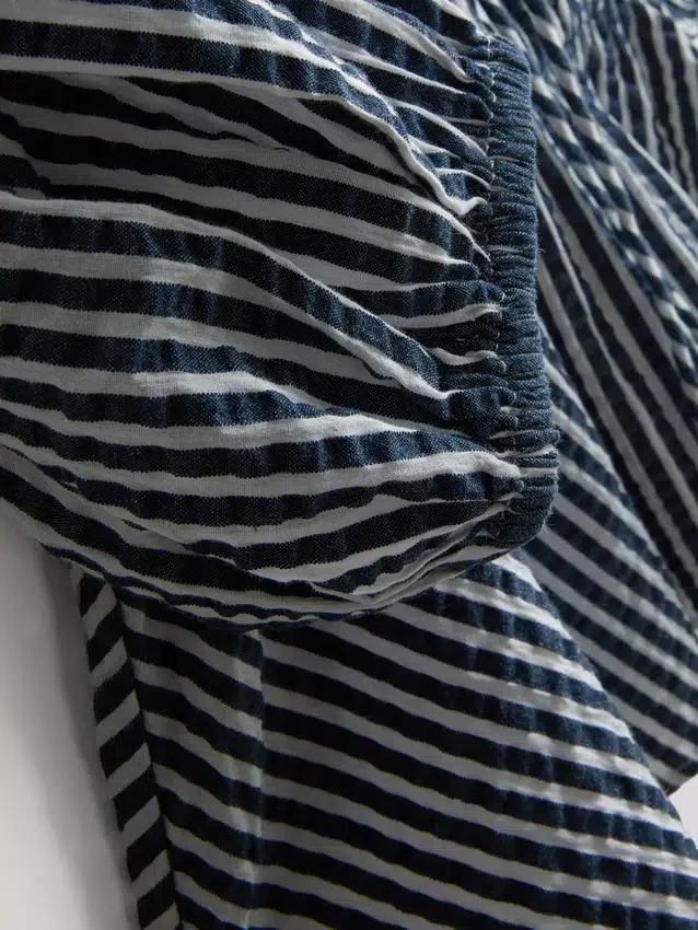 Paula Echevarría stribet seersucker-bluse med pufærmer
