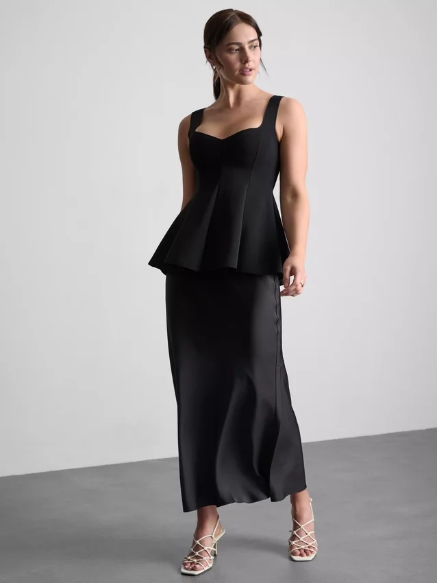 Peplum-top i crepe med hjerteudskæring