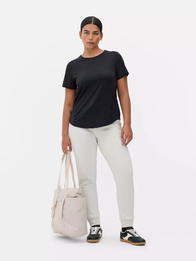 Performance-T-shirt med buet nederkant