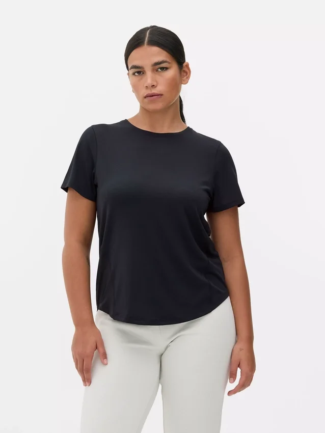 Performance-T-shirt med buet nederkant