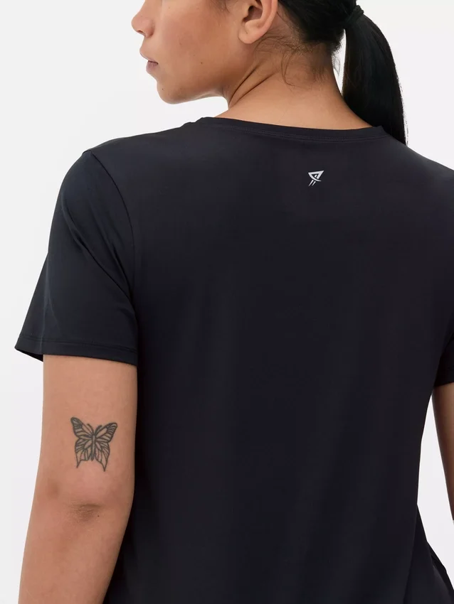 Performance-T-shirt med buet nederkant