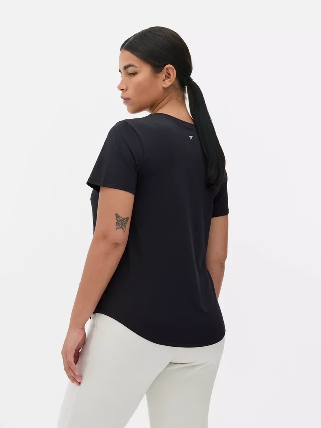 Performance-T-shirt med buet nederkant