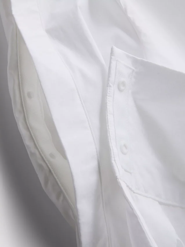Poplin-skjorte med justerbar pasform