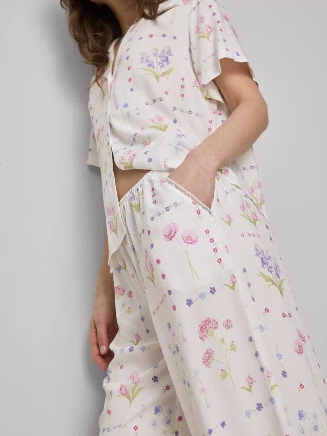 Pyjamasbukser med blomsterprint og brede ben