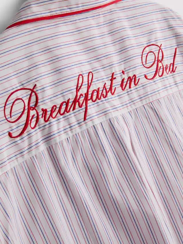 Pyjamaskjorte i bomuld til morgenmad i sengen