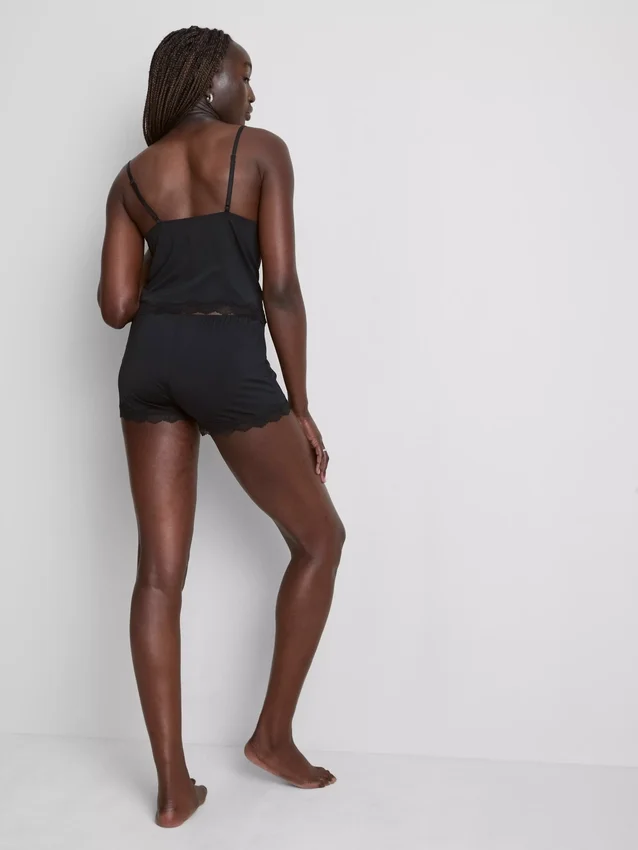 Pyjamassæt med tætsiddende cami og korte Shorts