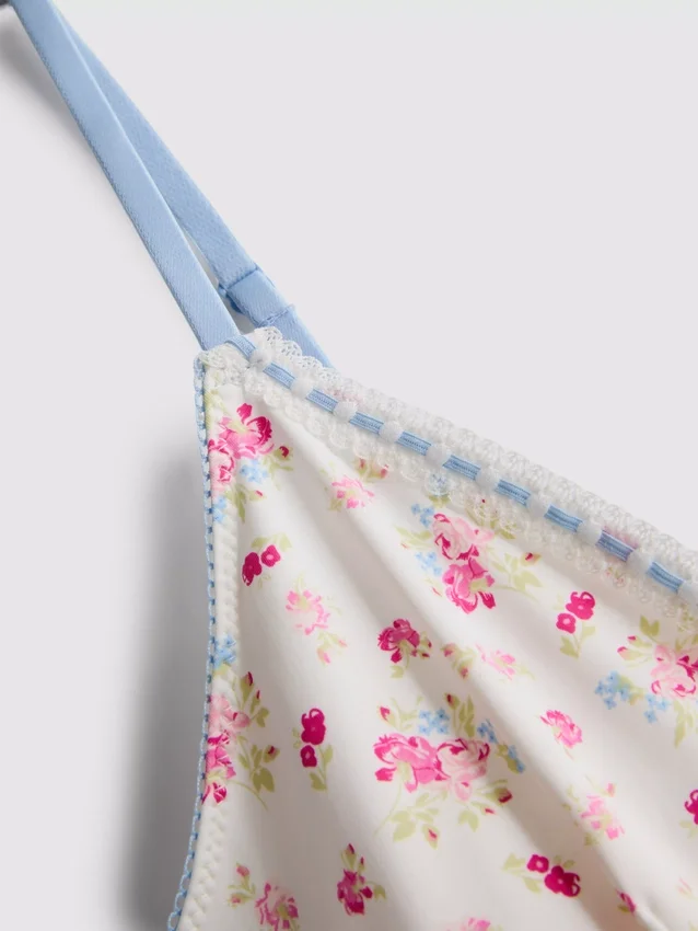 Pyjamassæt med tætsiddende cami og korte Shorts