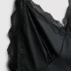 Pyjamassæt med tætsiddende cami og korte Shorts