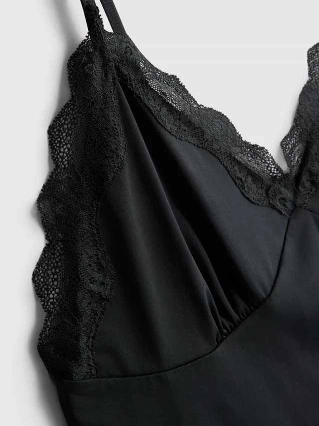 Pyjamassæt med tætsiddende cami og korte Shorts