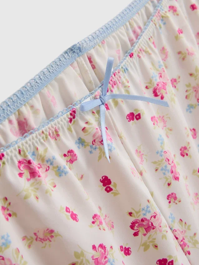 Pyjamassæt med tætsiddende cami og korte Shorts