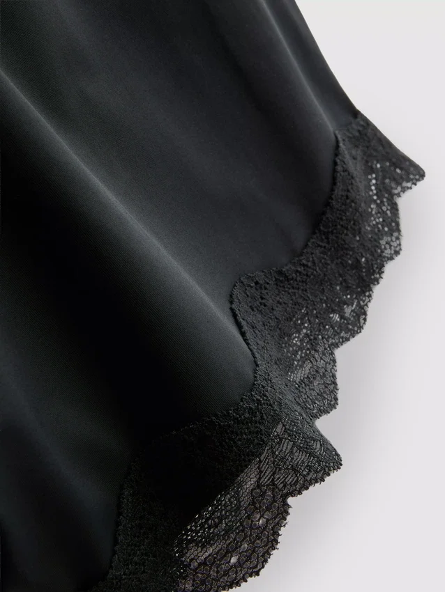 Pyjamassæt med tætsiddende cami og korte Shorts