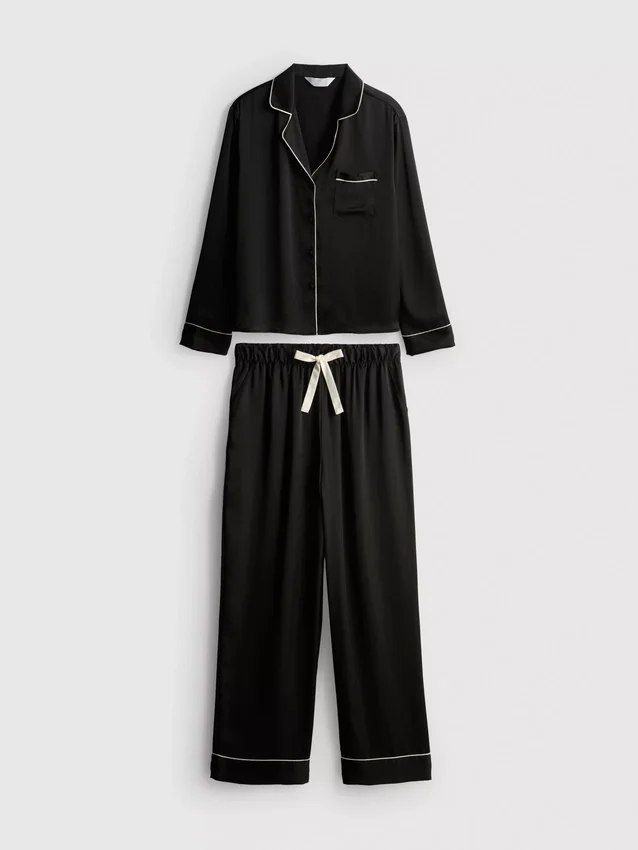Pyjamasser i satin med piping i boyfriend-stil
