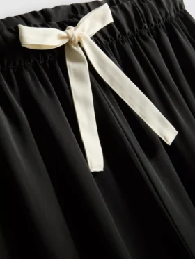 Pyjamasser i satin med piping i boyfriend-stil