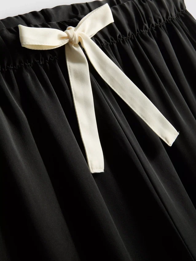 Pyjamasser i satin med piping i boyfriend-stil