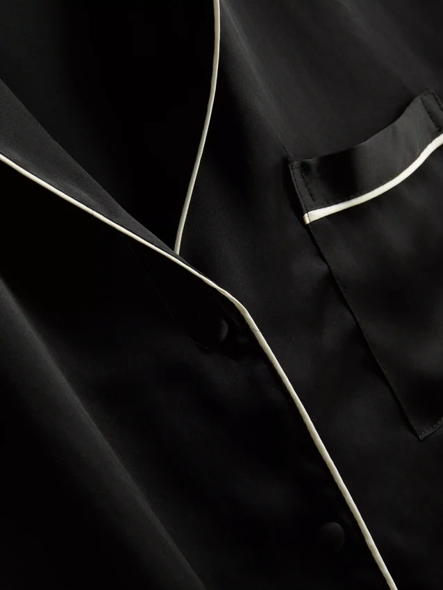 Pyjamasser i satin med piping i boyfriend-stil