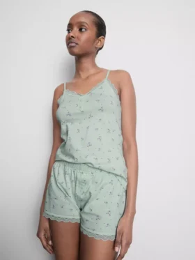 Pyjamasser med cami-top og blonderkant