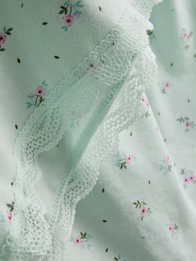 Pyjamasser med cami-top og blonderkant