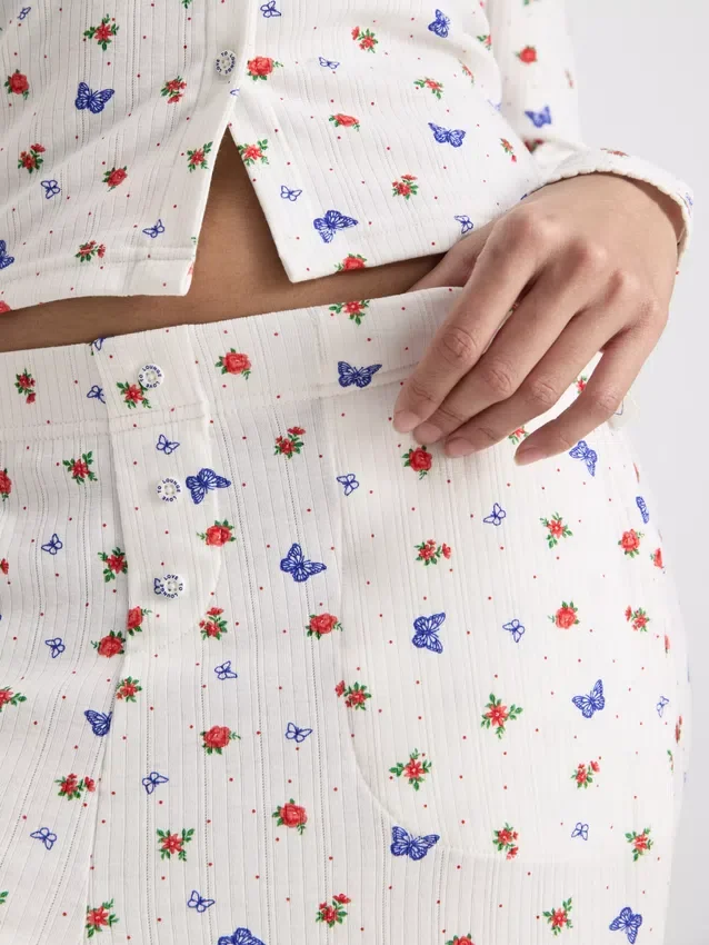 Ribbede pyjamasbukser med sommerfuglemotiv