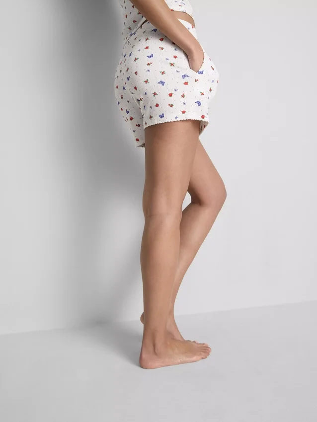Ribbede pyjamasser med sommerfuglemotiv