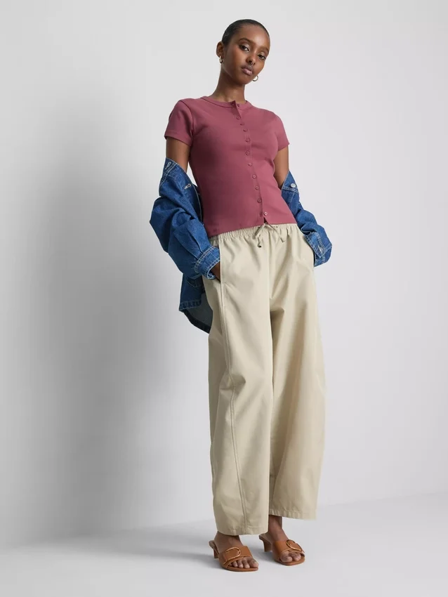 Ribbet bluse med knapper, med højt bomuldsindhold