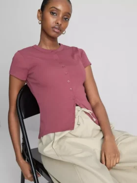 Ribbet bluse med knapper, med højt bomuldsindhold