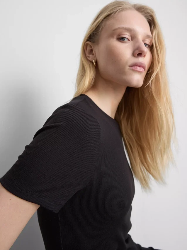 Ribbet bodycon mini-skjorte-kjole