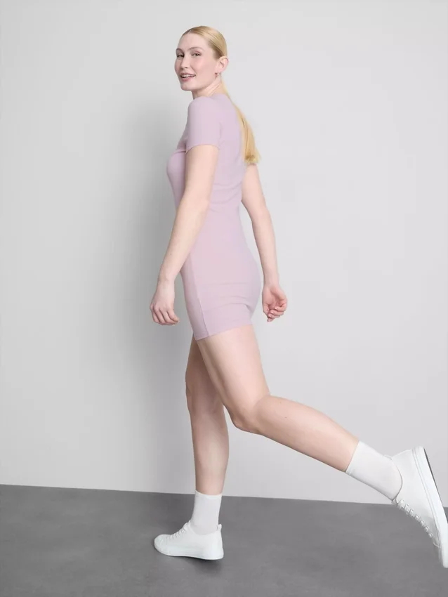 Ribbet bodycon mini-skjorte-kjole