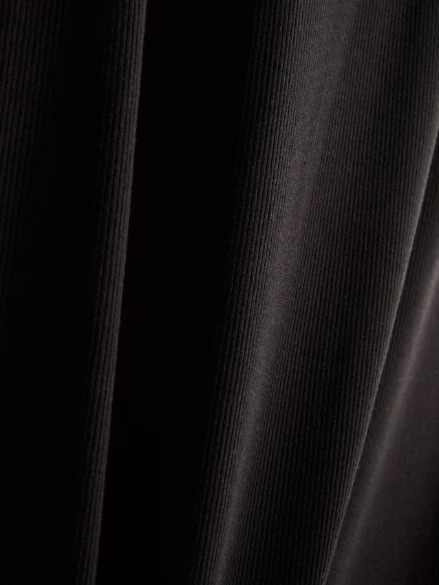 Ribbet bodycon mini-skjorte-kjole