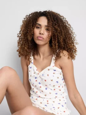 Ribbet pyjamasser-cami med sommerfuglemotiv