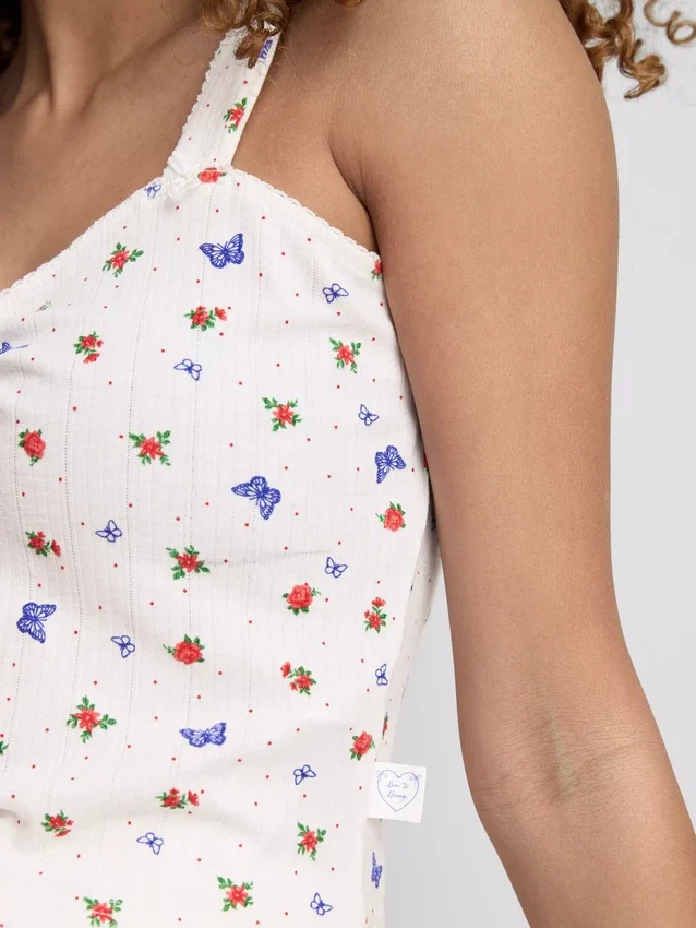Ribbet pyjamasser-cami med sommerfuglemotiv
