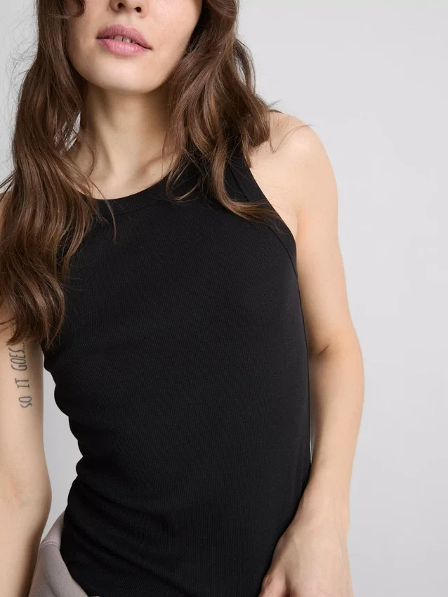 Ribbet racerback-tanktop med højt bomuldsindhold