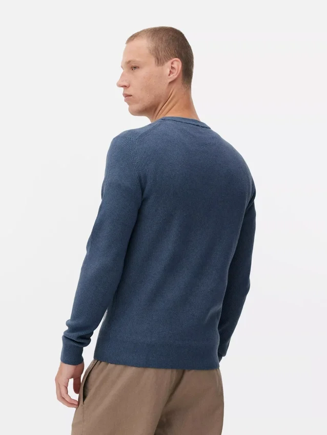 Ribbet sweater med rund hals