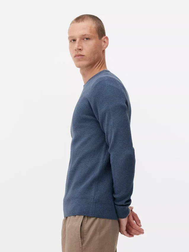 Ribbet sweater med rund hals
