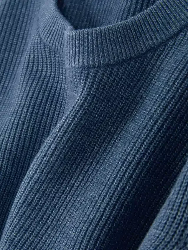 Ribbet sweater med rund hals