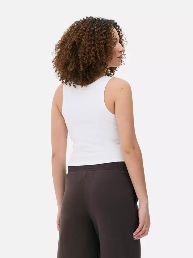 Ribbet tanktop med racerryg