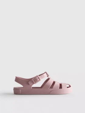 Sandaler i gennemsigtig plast