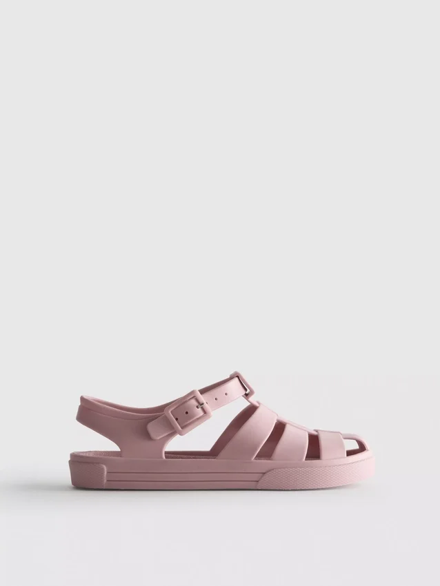 Sandaler i gennemsigtig plast