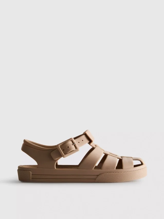 Sandaler i gennemsigtig plast