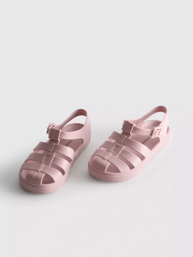 Sandaler i gennemsigtig plast