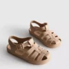 Sandaler i gennemsigtig plast