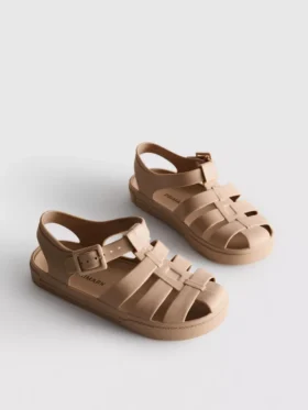 Sandaler i gennemsigtig plast