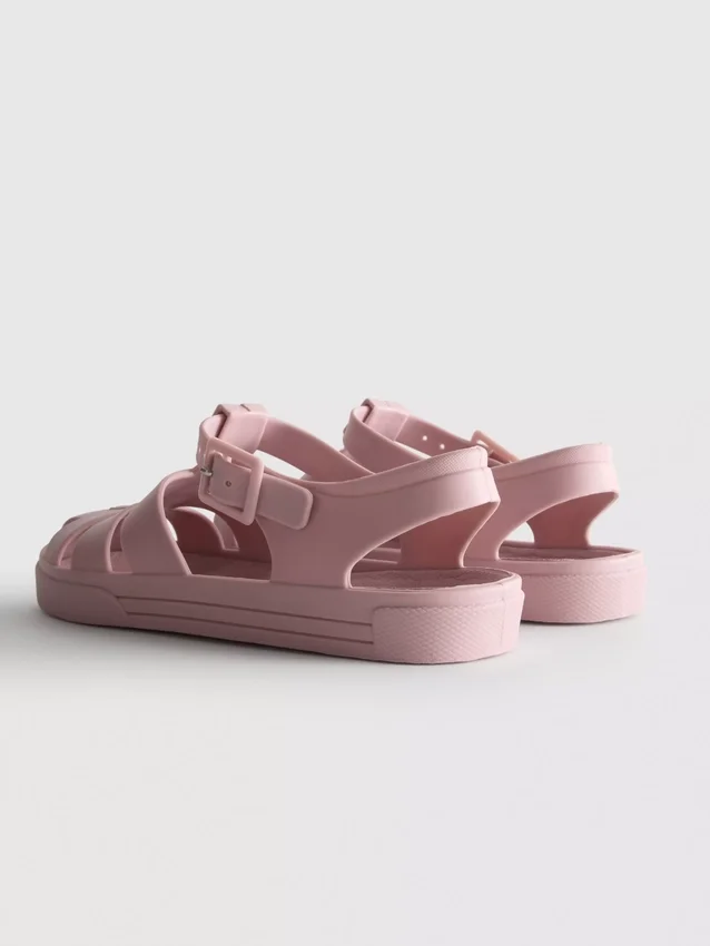 Sandaler i gennemsigtig plast